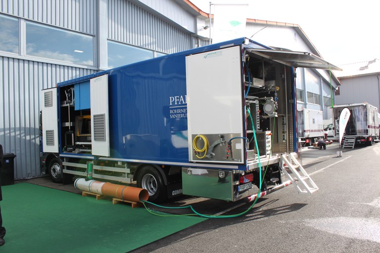 Sanierungsfahrzeug der Fa. Pfaffinger im Freigelände (Foto: JT-elektronik)